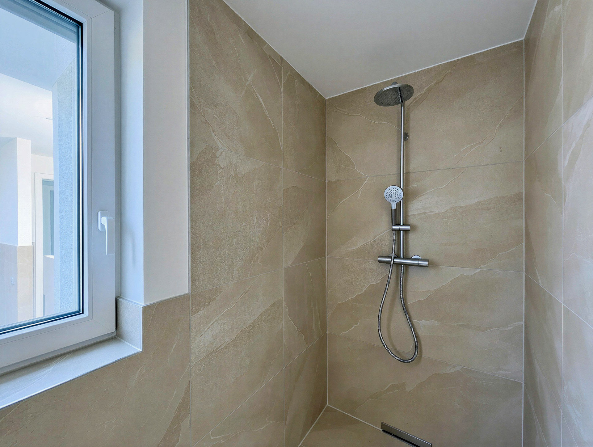 2. Bad im Souterrain (mit Fenster) 2. Bad im Souterrain (mit Fenster)